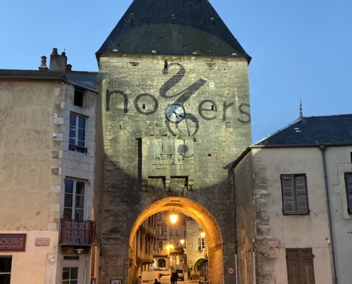 Beleuchteter Torbogen in Noyers