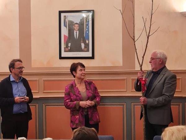 Jürgen Kohlmann überreicht Nathalie Labosse einen Mandelbaum